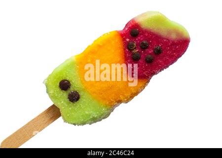Rowntrees Fruit Stack Eis lolly unverwickelt auf weißem Hintergrund - Apfel-, Orangen- und Erdbeerfrucheis mit Schokoladenstückchen Stockfoto