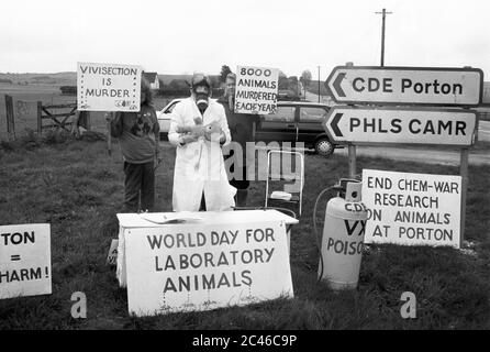 Anti-Vivisektionisten-Demonstranten versammeln sich am Eingang des Zivilverteidigungsestablishments Porton Down in Wiltshire. Großbritannien. Um 1992. Stockfoto