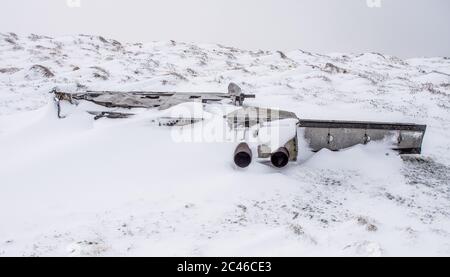 Flügelabschnitt aus dem Fairey Firefly, der um 1950 auf Meikle bin abgestürzt ist. Meikle bin (570m) ist ein großer Hügel, der am Rande des Campsie Fe liegt Stockfoto