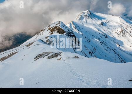 Fußabdrücke, die zu den munros von Sgurr na Ciste Duibhe und Sgurr Spanienan führen, lehren in den schottischen Highlands Stockfoto