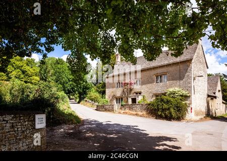 Ein Steinhaus aus dem 18. Jahrhundert (1790) im Cotswold-Dorf Ablington, Gloucestershire, Großbritannien Stockfoto