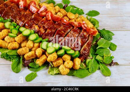 Gegrillte Spare Baby Back Rippchen mit grünem Salat, Potado und Tomate. Stockfoto