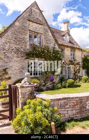 Ein typisches altes Steinhaus im Coln Valley im Cotswold Dorf Winson, Gloucestershire UK Stockfoto