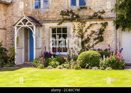 Ein typisches altes Steinhaus im Coln Valley im Cotswold Dorf Winson, Gloucestershire UK Stockfoto