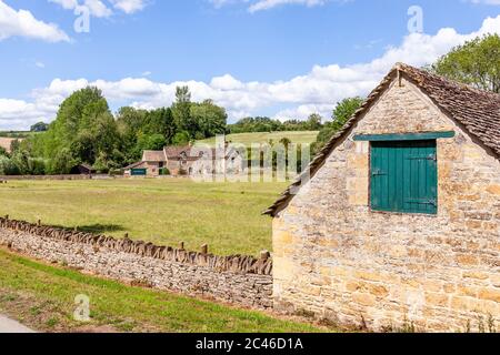 The Coln Valley - Blick auf Yanworth Mill am Fluss Coln in der Nähe des Cotswold Dorfes Yanworth, Gloucestershire UK Stockfoto