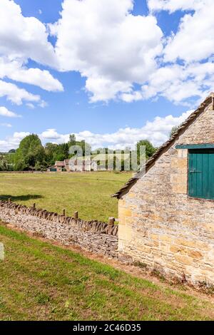 The Coln Valley - Blick auf Yanworth Mill am Fluss Coln in der Nähe des Cotswold Dorfes Yanworth, Gloucestershire UK Stockfoto