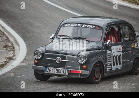 Skradin Kroatien, Juni 2020 einfacher weißer alter Fiat 500 modifiziert für Bergrennen, der den Berg hinauf fährt, durch eine Kurve mit hoher Geschwindigkeit Stockfoto