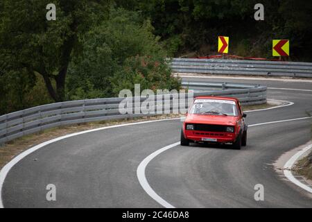 Skradin Kroatien, Juni 2020 einfacher roter alter jugoslawischer 'Yugo', modifiziert für Bergrennen, die den Berg hinauf fahren, durch eine Kurve mit hoher Geschwindigkeit Stockfoto