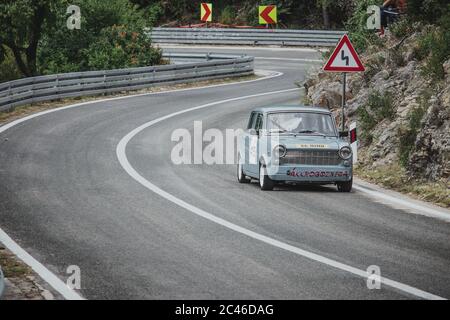 Skradin Kroatien, Juni 2020 einfacher grauer alter Timer, der für Bergrennen auf dem Hügel modifiziert wurde, der durch eine Kurve mit hoher Geschwindigkeit geht Stockfoto