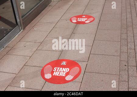 Ein Foto von sozialen Distanzierern auf dem Bürgersteig vor einem KFC-Laden in Cardiff's Queen Street. Stockfoto