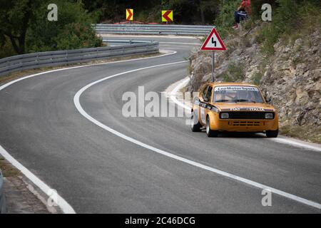 Skradin Kroatien, Juni 2020 einfacher gelber alter Timer Fiat modifiziert für Bergrennen bergauf, geht durch eine Kurve mit hoher Geschwindigkeit Stockfoto