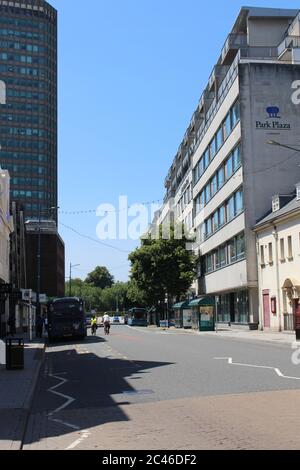 Ein Foto von 2 Radfahrern in einer ruhigen Straße in Cardiff. Greyfriars Road. Normalerweise ist es mit Bussen, Autos und Taxis voll. Stockfoto