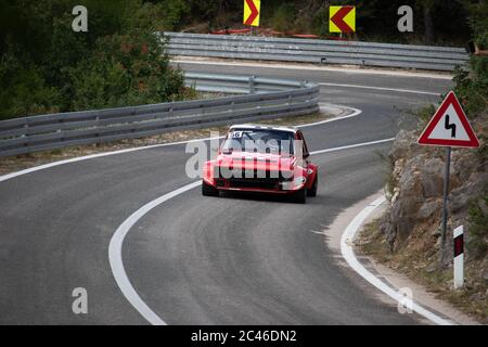 Skradin Kroatien, Juni 2020 einfacher roter alter jugoslawischer 'Yugo', modifiziert für Bergrennen, die den Berg hinauf fahren, durch eine Kurve mit hoher Geschwindigkeit Stockfoto