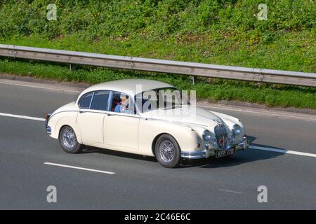 1961 60er Jahre JAGUAR MK II; Fahrzeuge mit Verkehrsbewegung, Oldtimer-Fahrzeuge auf britischen Straßen, Motoren, 60er-Jahre-Fahrzeuge auf der Autobahn M6 Stockfoto
