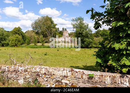 Die normannische Kirche von St. James im Coln Valley im Cotswold Dorf Coln St Dennis, Gloucestershire, Großbritannien Stockfoto