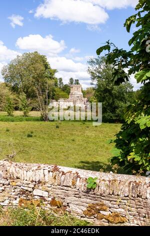 Die normannische Kirche von St. James im Coln Valley im Cotswold Dorf Coln St Dennis, Gloucestershire, Großbritannien Stockfoto