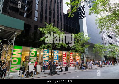 NEW YORK CITY, USA - 30. AUGUST 2014: Die Außenseite des MoMA Museums im Zentrum von New York. Menschen können draußen gesehen werden Stockfoto