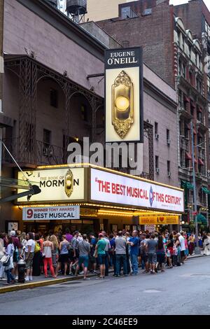 NEW YORK CITY, USA - 30. AUGUST 2014: Die Außenseite des Eugene O'Neill Theaters in New York City zeigt große Mengen von Menschen draußen Stockfoto