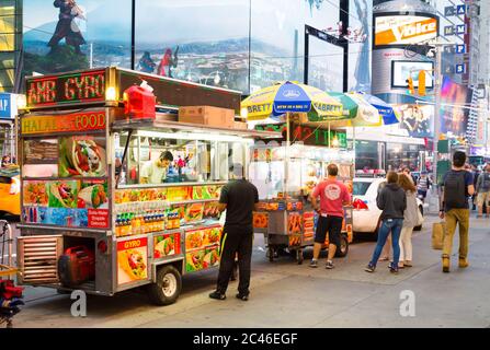 NEW YORK CITY, USA - 30. AUGUST 2014: Food Trucks in New York City. Menschen sind außerhalb der LKWs zu sehen Stockfoto