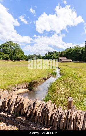 Das Coln Valley - der Blick flussabwärts von Yanworth Mill auf den Fluss Coln in der Nähe des Cotswold Dorf Yanworth, Gloucestershire UK Stockfoto