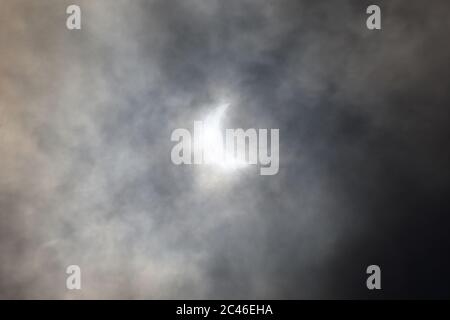 Die ringförmige Sonnenfinsternis, die als seltene Sonnenwende beobachtet wurde, partielle Sonnenfinsternis mit Wolken, die den Himmel im Monsun von Kalkutta bedeckten. Die erste Sonnenfinsternis i Stockfoto