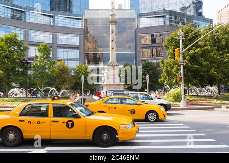 NEW YORK CITY, USA - 1. SEPTEMBER 2014: New York Taxi fährt um den Columbus Circle Stockfoto