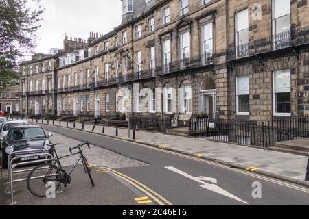 EDINBURGH, SCHOTTLAND - 14. AUGUST 2017: Straßen von Edinburgh, die das Äußere von Gebäuden und ein gemeinsames Design in der ganzen Stadt zeigen. Stockfoto