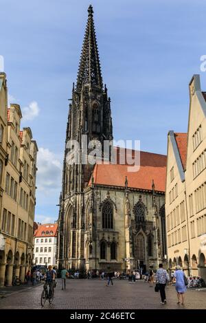 St. Lambertkirche, römisch-katholische Kirche und Prinzipalmarkt historische Gebäude in der Altstadt, Münster in Westfalen, Deutschland Stockfoto