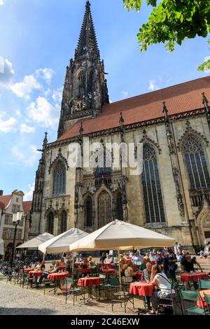 St. Lambertkirche, römisch-katholische Kirche und Outdoor-Cafés im Sommer, Altstadt, Münster in Westfalen, Deutschland Stockfoto