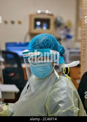 Krankenschwester mit persönlicher Schutzausrüstung (PSA) im Krankenhaus zur Bekämpfung der Corona-Viruserkrankung (COVID-19) Stockfoto