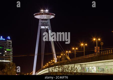 BRATISLAVA, SLOWAKEI - 29. April 2016: Der UFO-Turm und die Novy Most Brücke bei Nacht. Der UFO Tower bietet einen hohen Blick auf die Stadt, Stockfoto