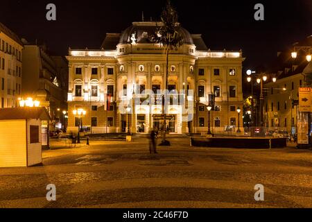 BRATISLAVA, SLOWAKEI - 29. April 2016: Die Außenseite des historischen Gebäudes des Slowakischen Nationaltheaters in der Nacht. Menschen können gesehen werden. Stockfoto