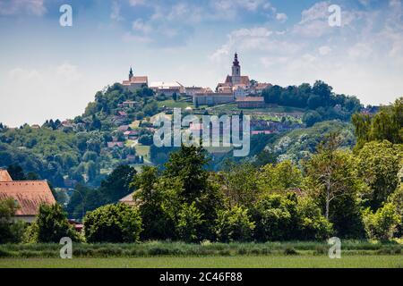 Stadt Straden und Weinberge in der Steiermark, Österreich Stockfoto