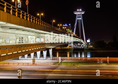 BRATISLAVA, SLOWAKEI - 29. April 2016: Der UFO-Turm und die Novy Most Brücke bei Nacht. Der UFO Tower bietet einen hohen Blick auf die Stadt, Stockfoto