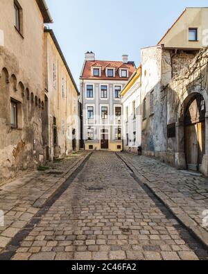 BRATISLAVA, SLOWAKEI - 29. April 2016: Alte Straßen in Bratislava tagsüber mit Gebäuden und gepflasterten Straßen. Stockfoto