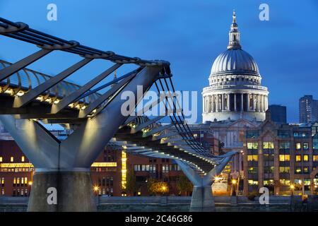 Millennium Bridge über Themse und St Paul's Cathedral in der Abenddämmerung, London, England, Großbritannien, Europa Stockfoto