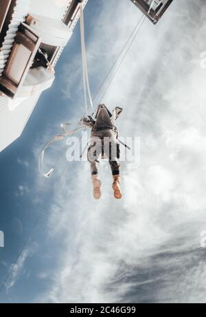 Erstaunliche Aufnahme einer Luftwaffe Soldaten Landung in einem Missionszone Stockfoto