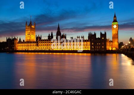 Blick über die Themse zu Houses of Parliament und Big Ben in der Abenddämmerung, London, England, Großbritannien, Europa Stockfoto