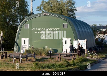 Hiddensee, Deutschland. Juni 2020. Das Zeltkino Hiddensee hat wieder geöffnet. Pro Vorführung können maximal 30 Zuschauer Tickets kaufen. Diese Regel soll das Risiko einer Infektion mit dem Corona-Virus minimieren. Aufgrund der Pandemie war das Zeltkino für mehrere Monate geschlossen. Quelle: Stephan Schulz/dpa-Zentralbild/ZB/dpa/Alamy Live News Stockfoto