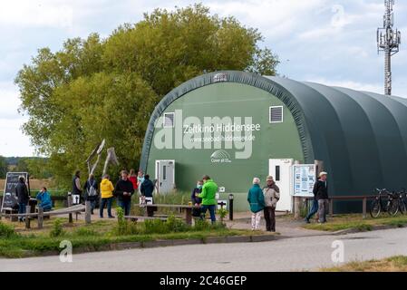 Hiddensee, Deutschland. Juni 2020. Das Zeltkino Hiddensee hat wieder geöffnet. Pro Vorführung können maximal 30 Zuschauer Tickets kaufen. Diese Regel soll das Risiko einer Infektion mit dem Corona-Virus minimieren. Aufgrund der Pandemie war das Zeltkino für mehrere Monate geschlossen. Quelle: Stephan Schulz/dpa-Zentralbild/ZB/dpa/Alamy Live News Stockfoto