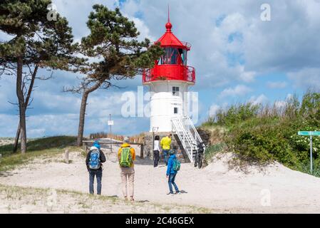 Hiddensee, Deutschland. Juni 2020. An der Südspitze der Insel Hiddensee erhebt sich der Leuchtturm Gellen mit seinem weißen Schaft und seiner roten Haube auf einer Sanddüne direkt am Meer. Urlauber stehen davor. Die 16.8 Quadratkilometer große Insel Hiddensee gilt als "Perle der Ostsee". Seit 1990 ist es Teil des Nationalparks Vorpommersche Boddenlandschaft. Quelle: Stephan Schulz/dpa-Zentralbild/ZB/dpa/Alamy Live News Stockfoto