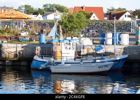Hiddensee, Deutschland. Juni 2020. Fischerboote sind im Hafen. Quelle: Stephan Schulz/dpa-Zentralbild/ZB/dpa/Alamy Live News Stockfoto