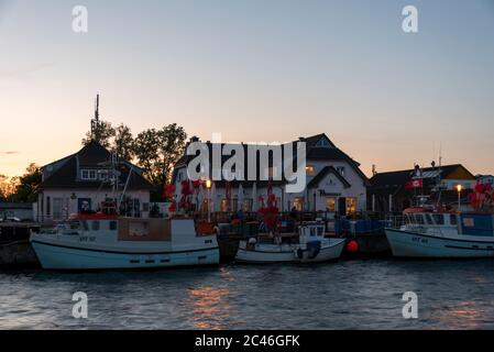 Hiddensee, Deutschland. Juni 2020. Fischerboote liefen im Hafen nach Sonnenuntergang. Quelle: Stephan Schulz/dpa-Zentralbild/ZB/dpa/Alamy Live News Stockfoto