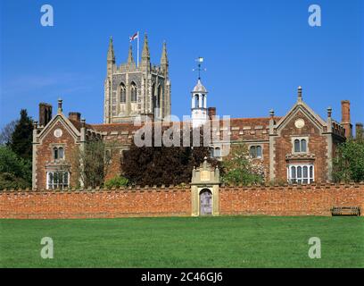 Holy Trinity Church und Holy Trinity Hospital, erbaut von Sir William Cordell im Jahr 1573 als Almshüuser Stockfoto