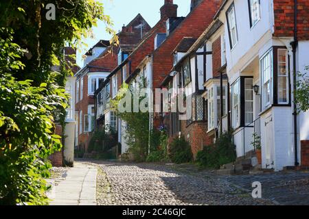 Alte Häuser und gepflasterte Straße entlang Mermaid Street, Rye, East Sussex, England, Großbritannien, Europa Stockfoto