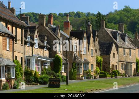 Blick entlang der High Street mit cotswold Steinhütten, Broadway, Cotswolds, Worcestershire, England, Großbritannien, Europa Stockfoto