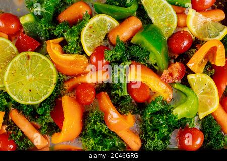Auswahl an gehacktem frischem Gemüse für gesunden Salat. Nahaufnahme. Stockfoto