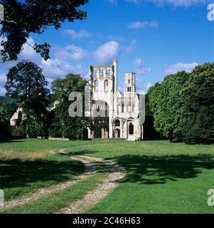 Ruinen der Abtei von Jumiieges mit der Eglise Notre Dame, in der Nähe von Rouen, Normandie, Frankreich, Europa Stockfoto