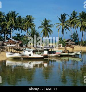 Fischerboote am Strand, Marang, Terengganu, Malaysia Stockfoto