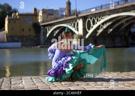 Flamencotänzerin im beliebten Viertel Triana in Sevilla, Andalusien, Spanien Stockfoto